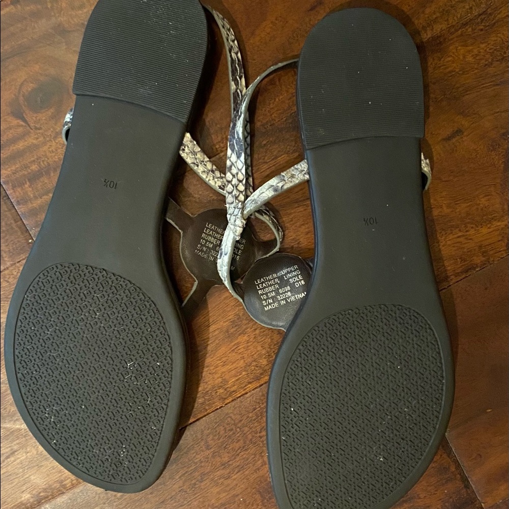 Tory Burch Dani Snakeskin T-strap Thongs Sandals - Picture 4 of 16